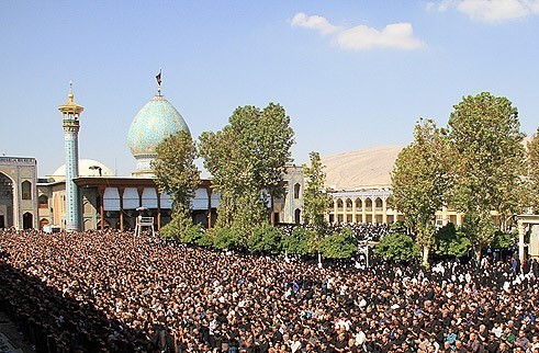 نماز ظهر عاشورا در شاهچراغ برگزار شد/پرچم امام حسین بر فراز حرم شاهچراغ