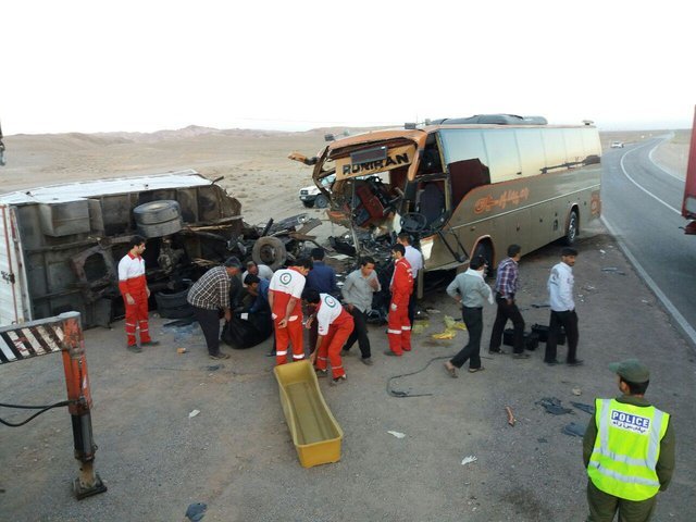 تصادف اتوبوس با کامیون در محورقزوین -کرج