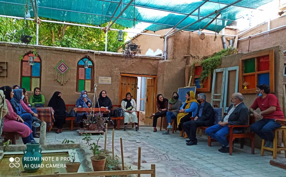 نشست ادبی با حضور دوستداران شعر در اقلید برگزار شد