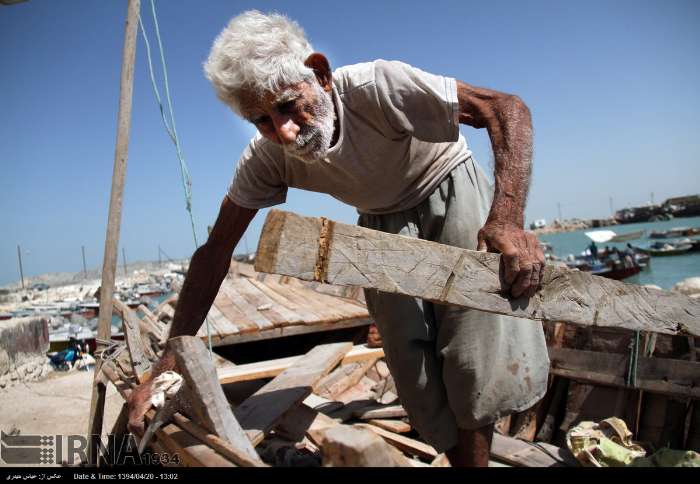 پیرمردی که به تنهایی «بلم» می سازد + تصاویر