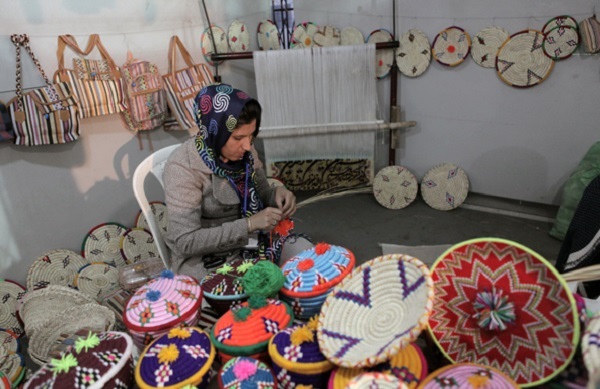 صنعتگر دزفولی در نمایشگاه سراسری صنایع دستی شیراز صنعتگر دزفولی در نمایشگاه سراسری صنایع دستی شیراز