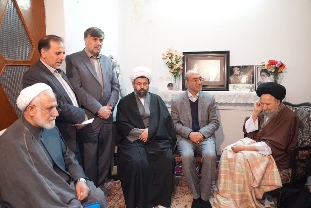 حضور استاندار در منزل شهید میریونسی کنگاور حضور استاندار در منزل شهید میریونسی کنگاور