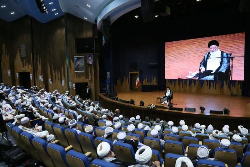 وحدت سنی و شیعه، کلید مقابلهٔ با تهدیدات خارجی و کاهش نفوذ غربب است/ &laquo;اختلافات فقهی&raquo; نباید باعث جدایی و دشمنی شود