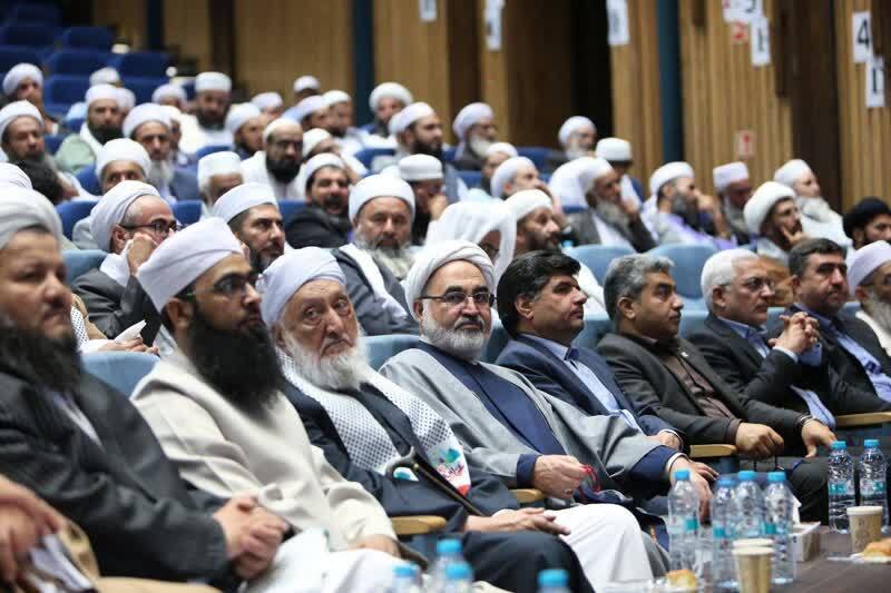 وحدت سنی و شیعه، کلید مقابلهٔ با تهدیدات خارجی و کاهش نفوذ غربب است/ &laquo;اختلافات فقهی&raquo; نباید باعث جدایی و دشمنی شود/ دشمن با تفرقه&zwnj;افکنی به دنبال شکست اتحاد مسلمانان است